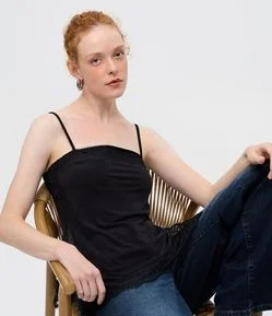 Blusa em Crepe com Renda Lateral e Alça Fina