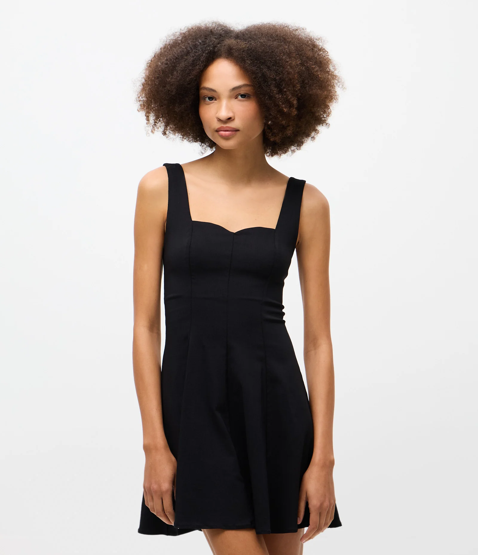 Vestido Curto Sem Manga em Viscolinho com Decote Coração Preto 1