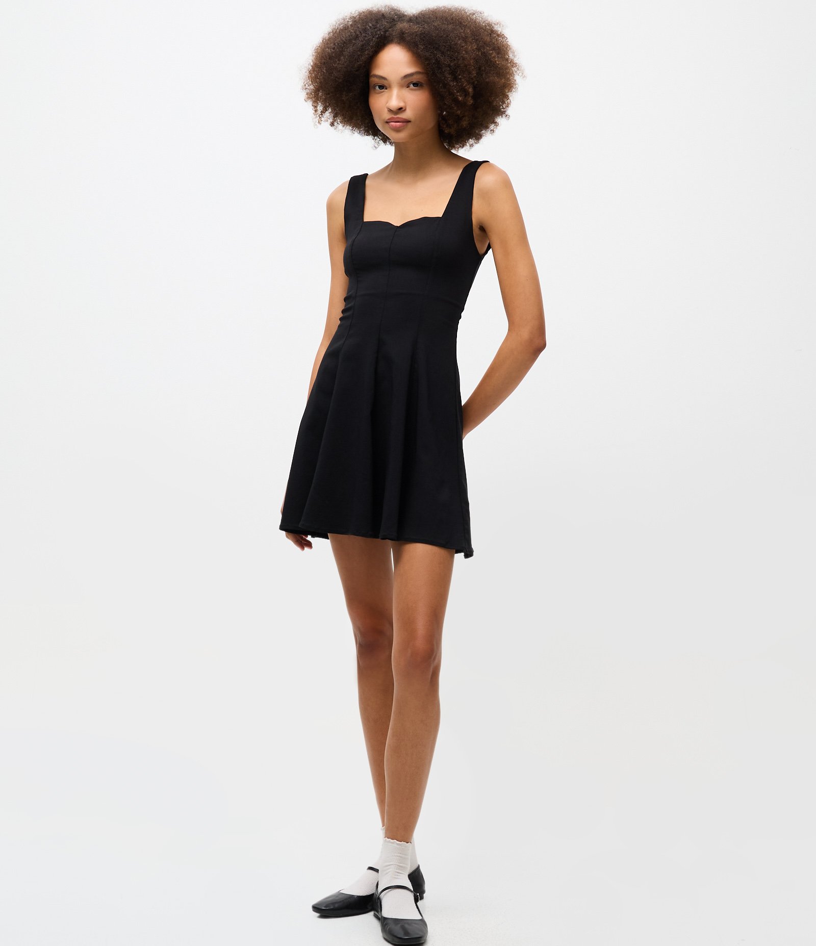 Vestido Curto Sem Manga em Viscolinho com Decote Coração Preto 2