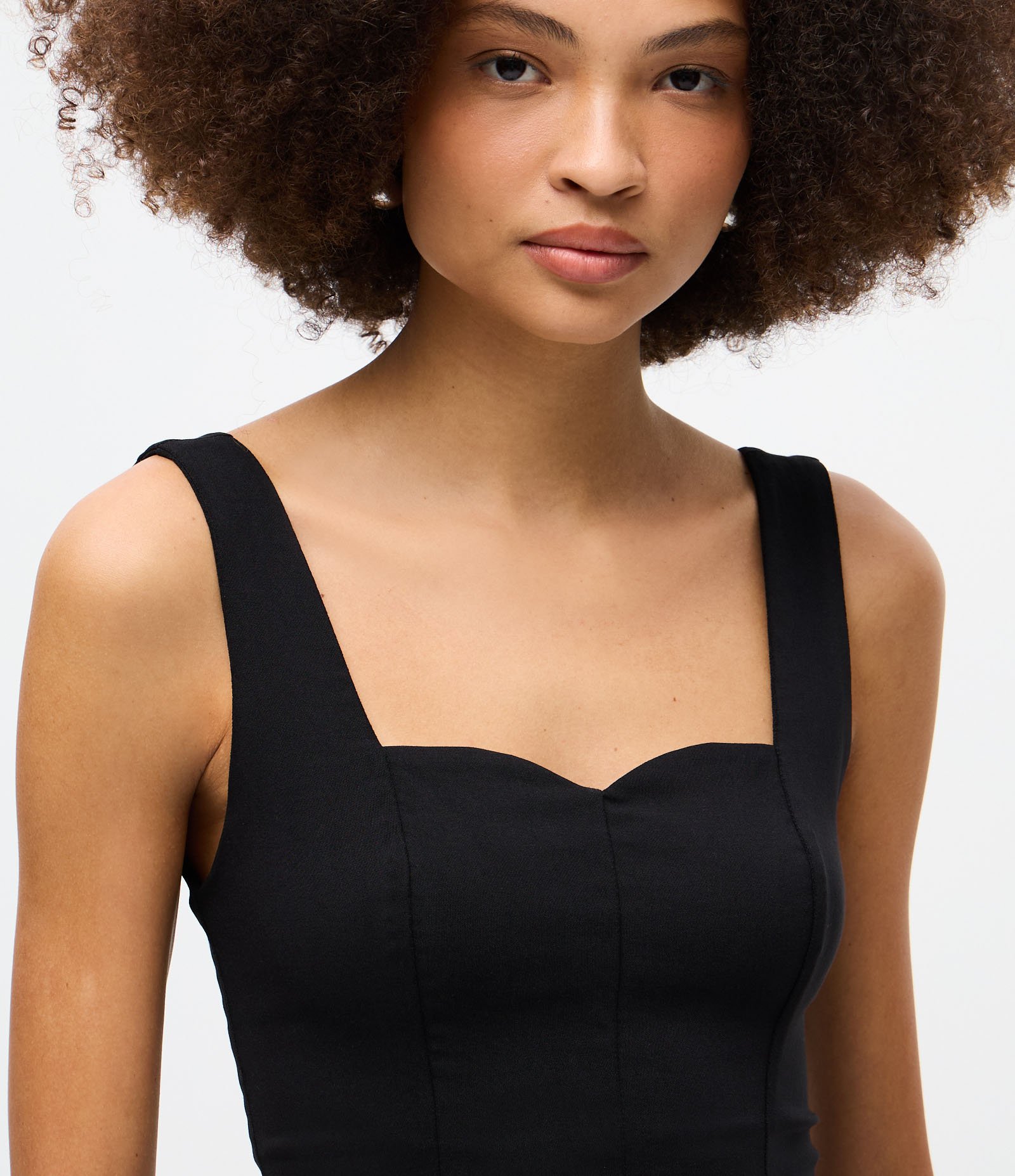 Vestido Curto Sem Manga em Viscolinho com Decote Coração Preto 3