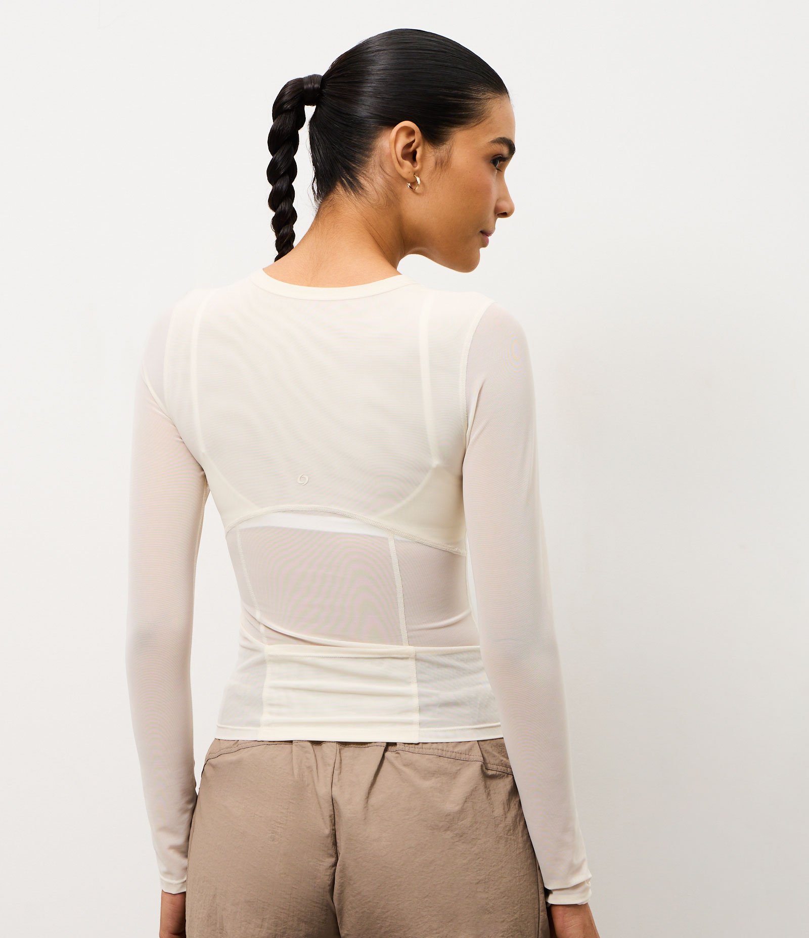 Camiseta Ajustada Esportiva em Microfibra com Bolso Funcional Transparente 4
