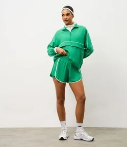 Bermuda Runner Esportiva com Short Interno e Laterais Plissadas