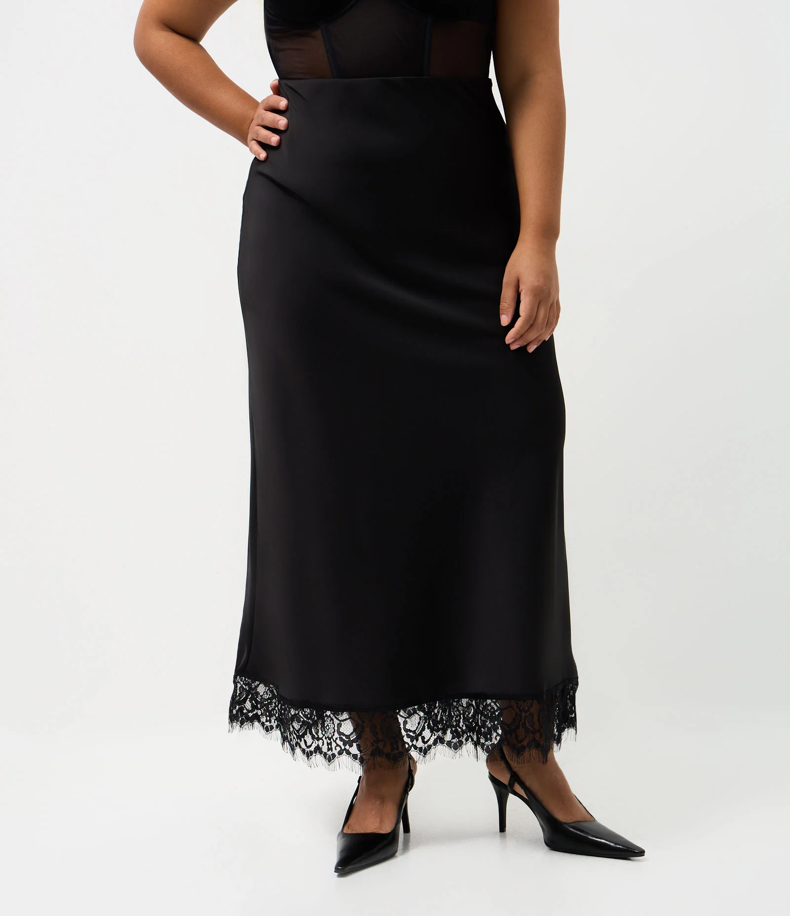 Saia Midi Acetinada com Renda na Barra Curve & Plus Size Preto 2
