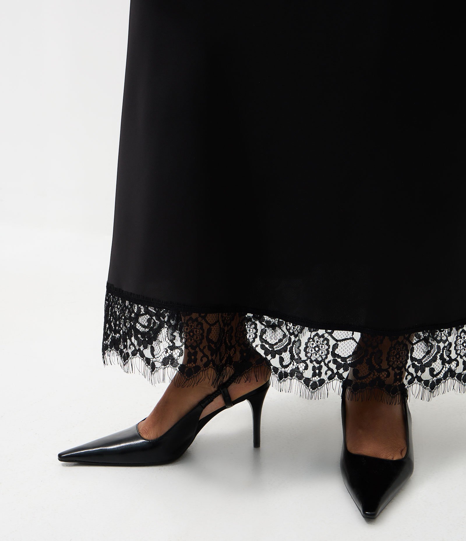 Saia Midi Acetinada com Renda na Barra Curve & Plus Size Preto 3