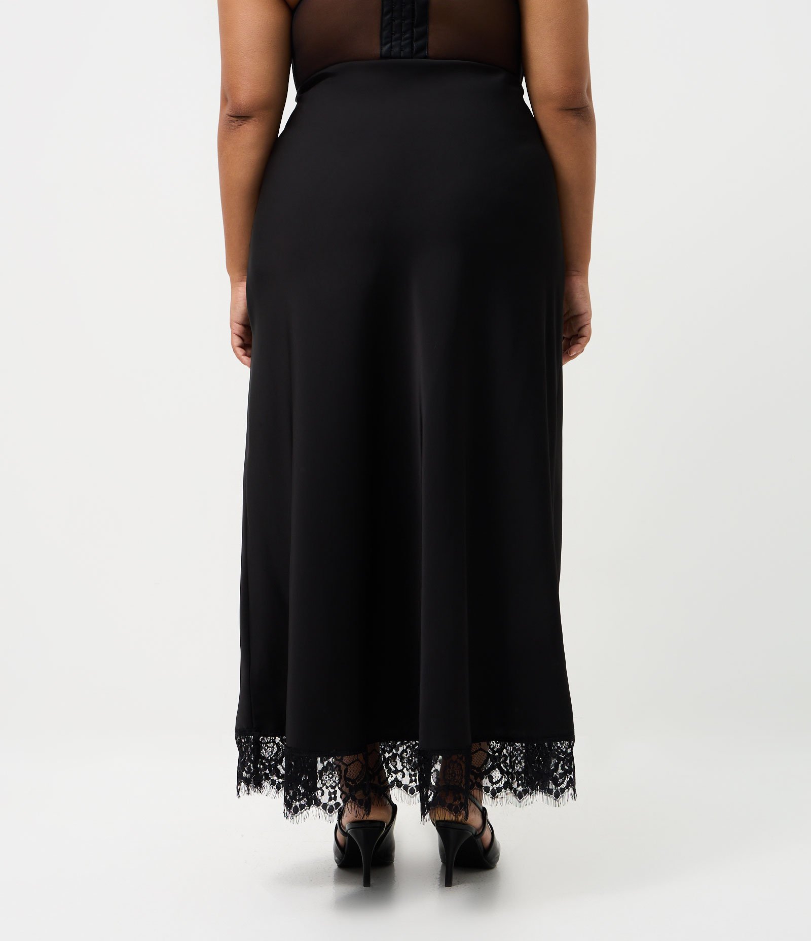 Saia Midi Acetinada com Renda na Barra Curve & Plus Size Preto 4