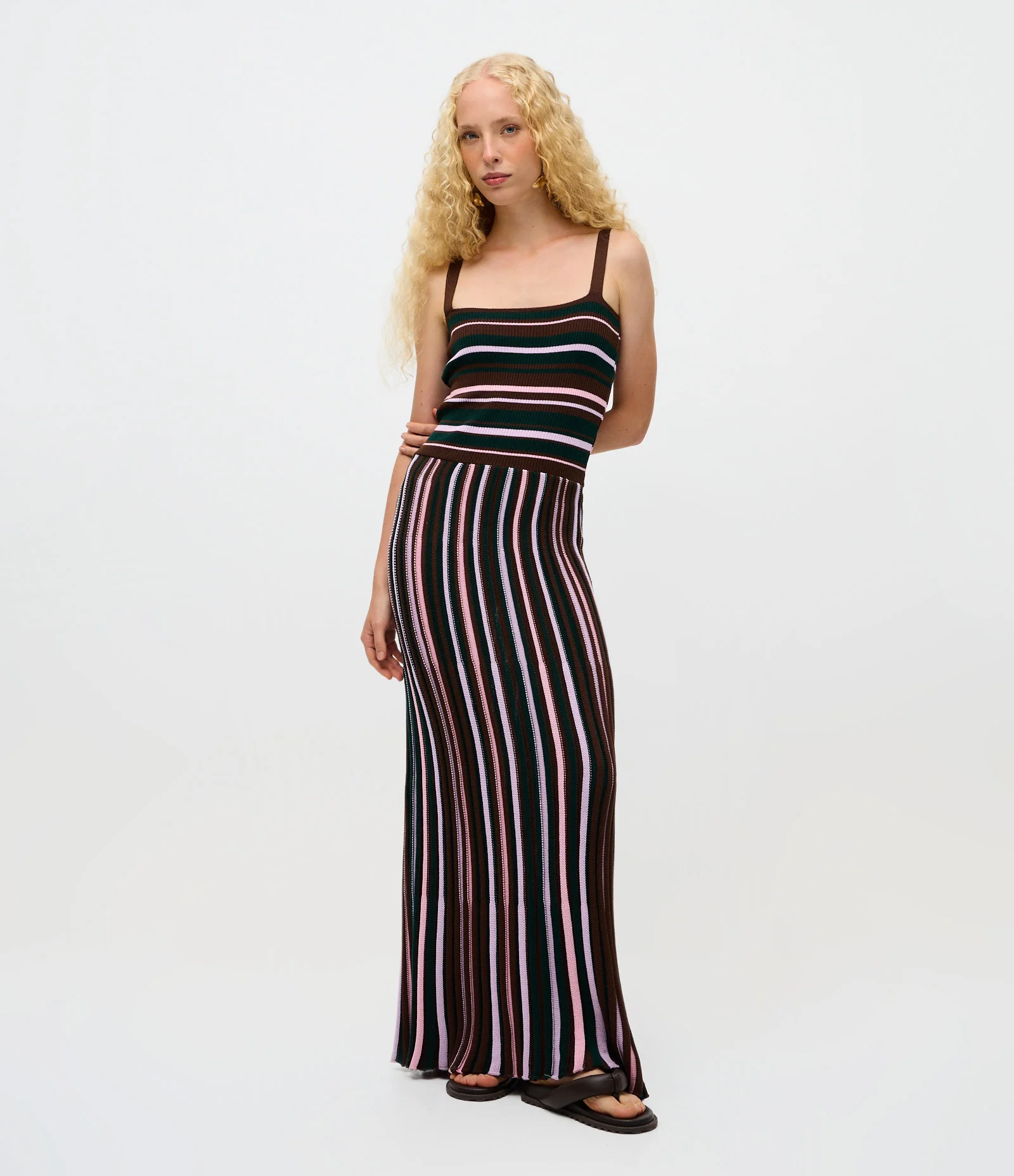 Vestido Longo Evasê em Tricô Listrado com Decote Quadrado Marrom 1