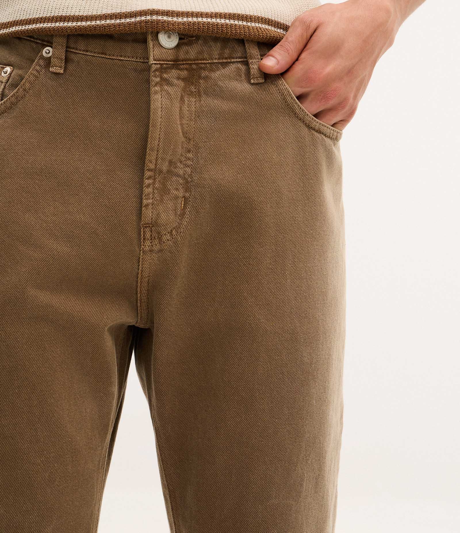 Calça em Sarja Reta com Tingimento Cationizado Marrom 4
