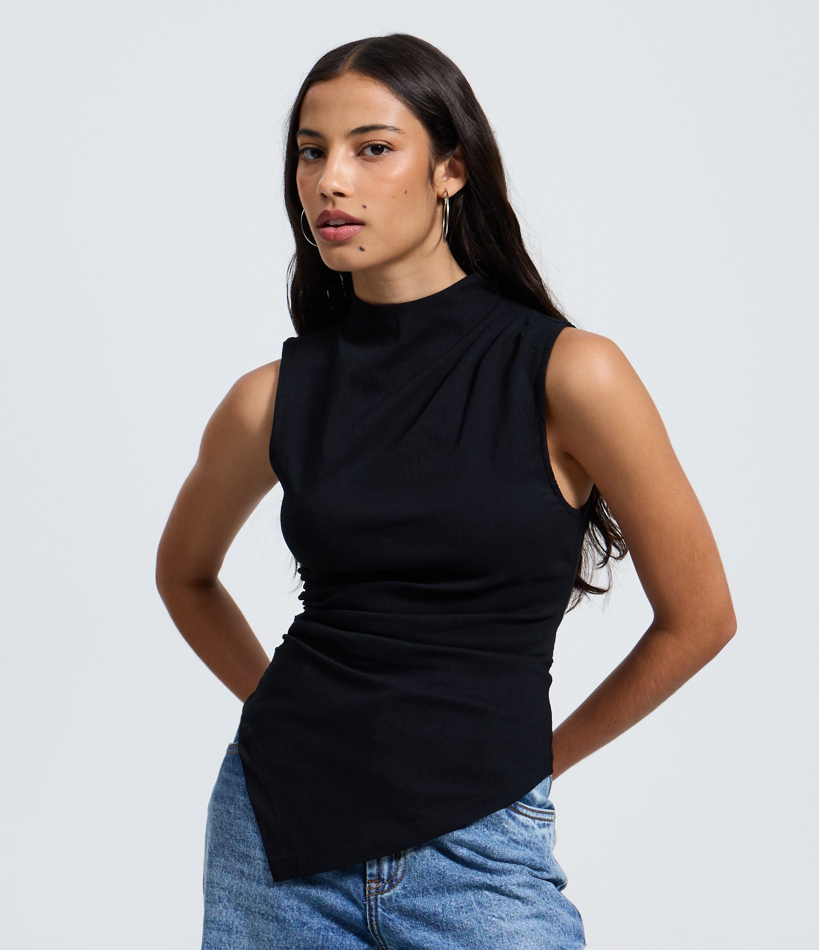 Blusa em Bengaline com Golinha e Barra Assimétrica Preto 1