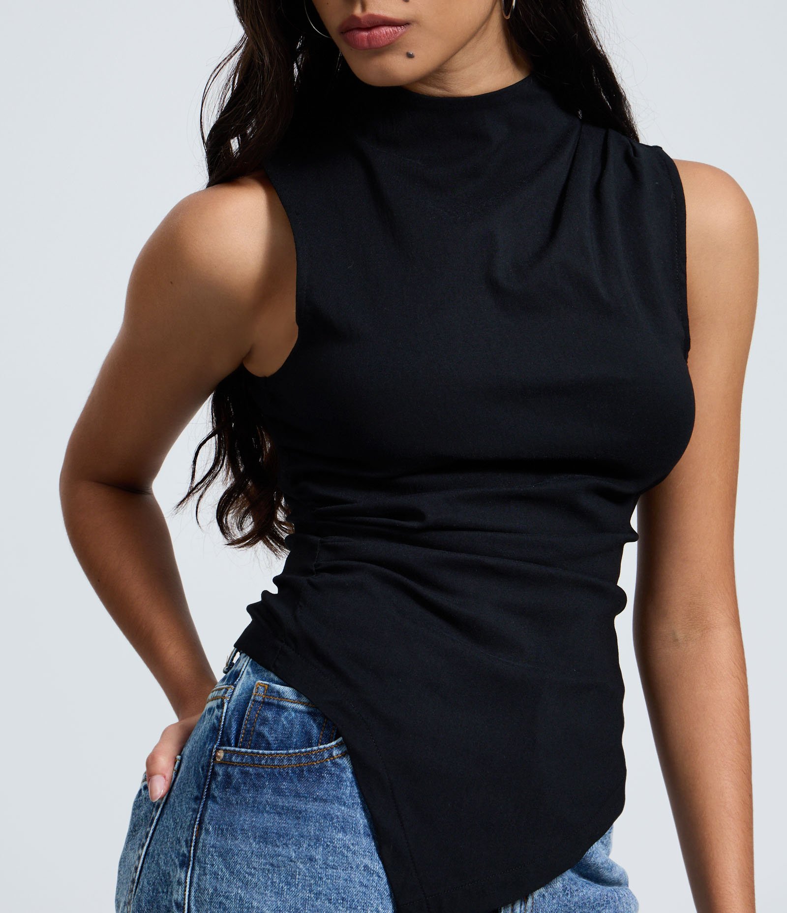 Blusa em Bengaline com Golinha e Barra Assimétrica Preto 3
