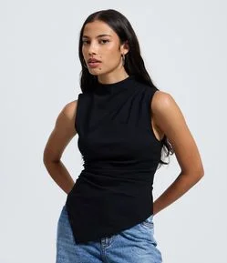 Blusa em Bengaline com Golinha e Barra Assimétrica