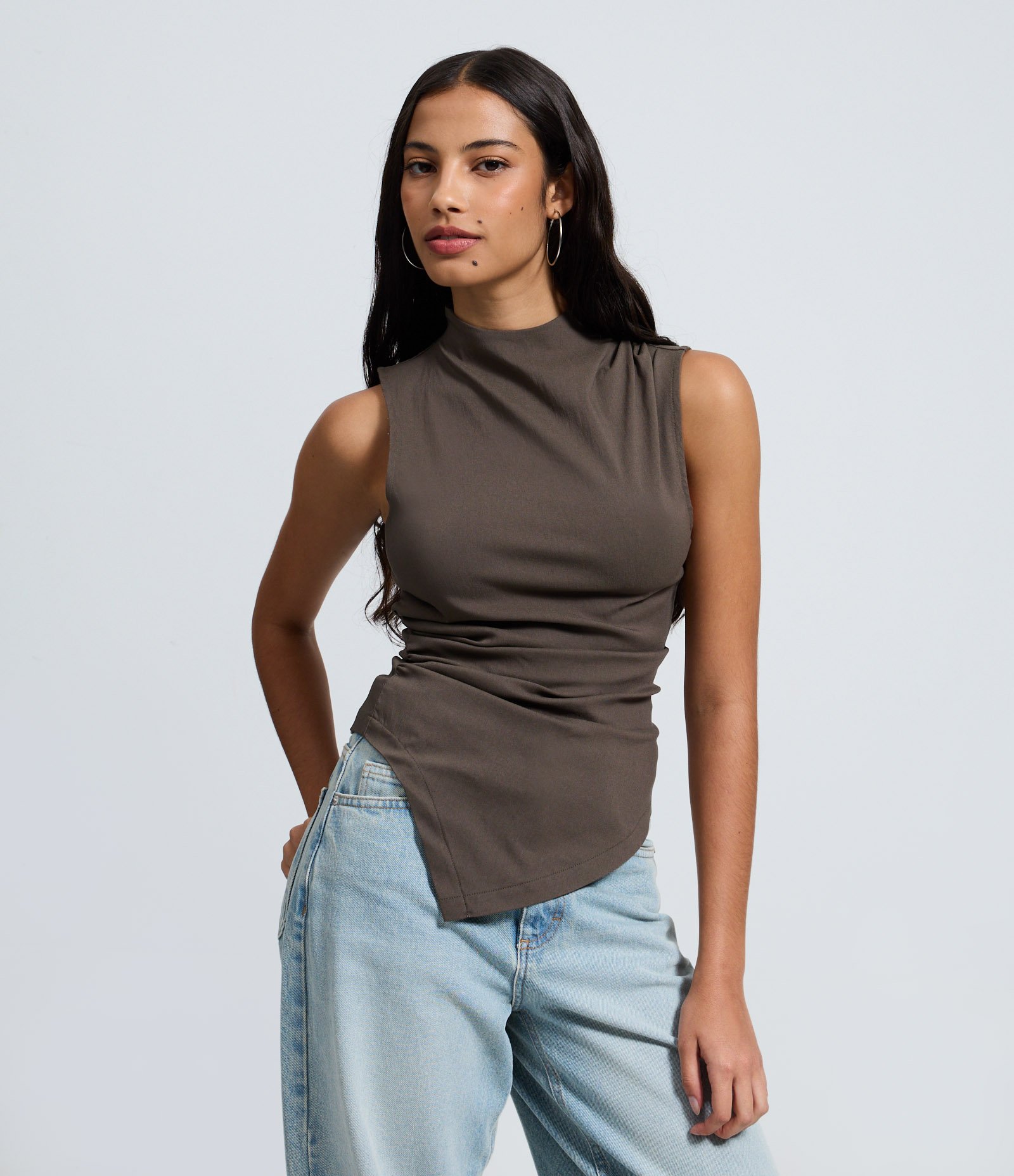 Blusa em Bengaline com Golinha e Barra Assimétrica Marrom 1