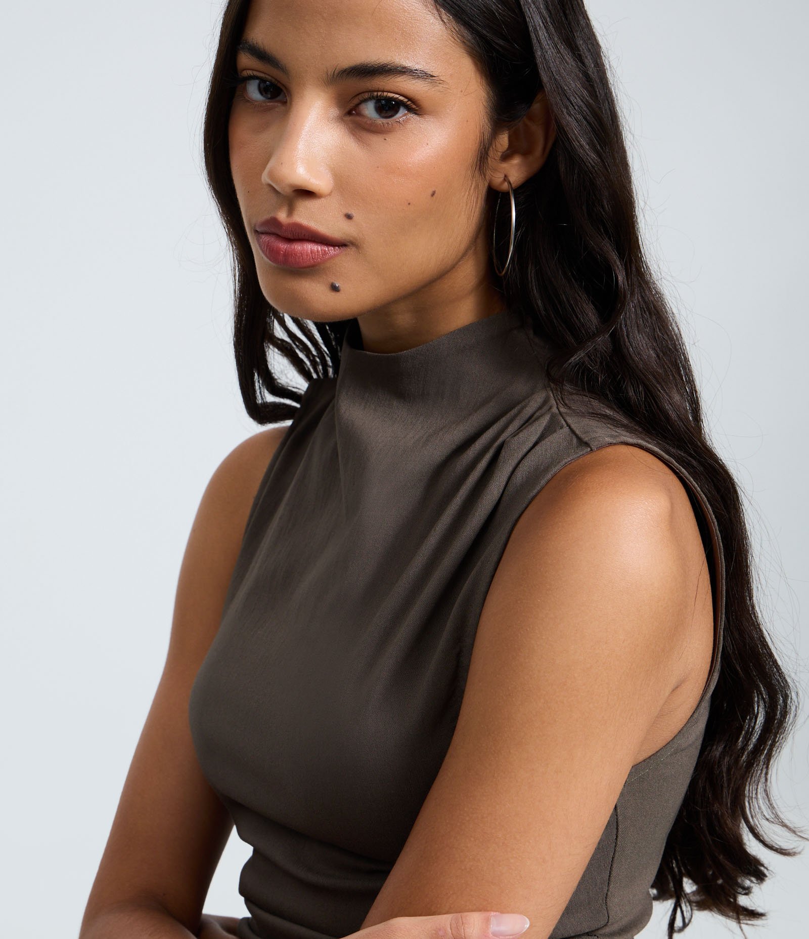 Blusa em Bengaline com Golinha e Barra Assimétrica Marrom 2