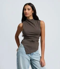 Blusa em Bengaline com Golinha e Barra Assimétrica