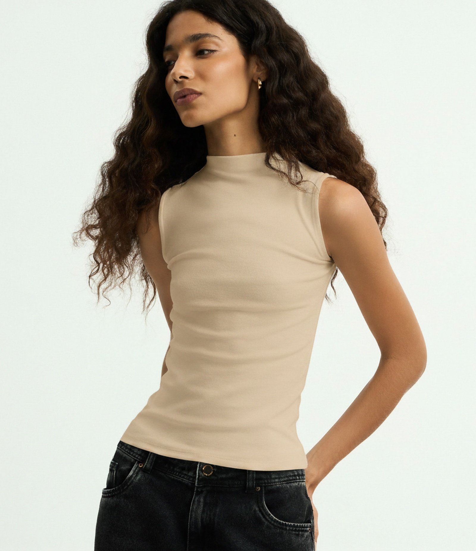Blusa Regata Básica em Algodão com Gola Alta Bege 1