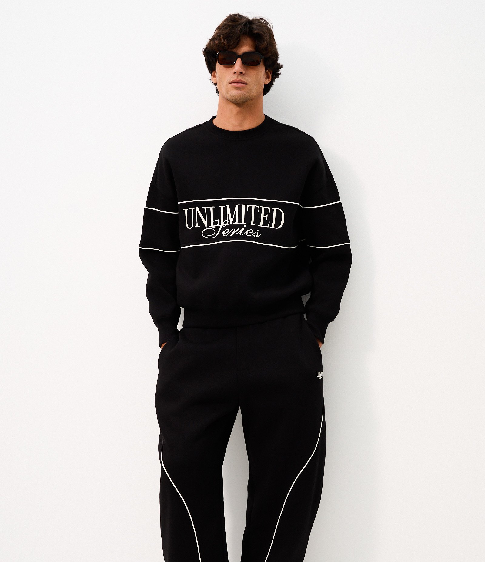 Calça Moletom com Piping Contrastante Preto 3