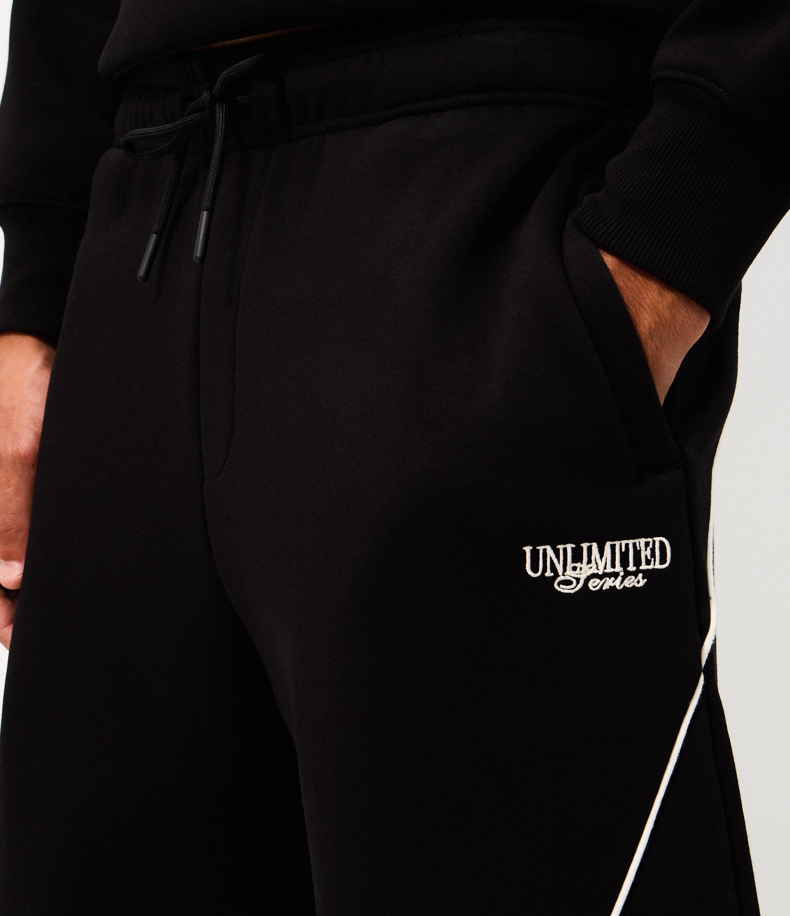 Calça Moletom com Piping Contrastante Preto 5