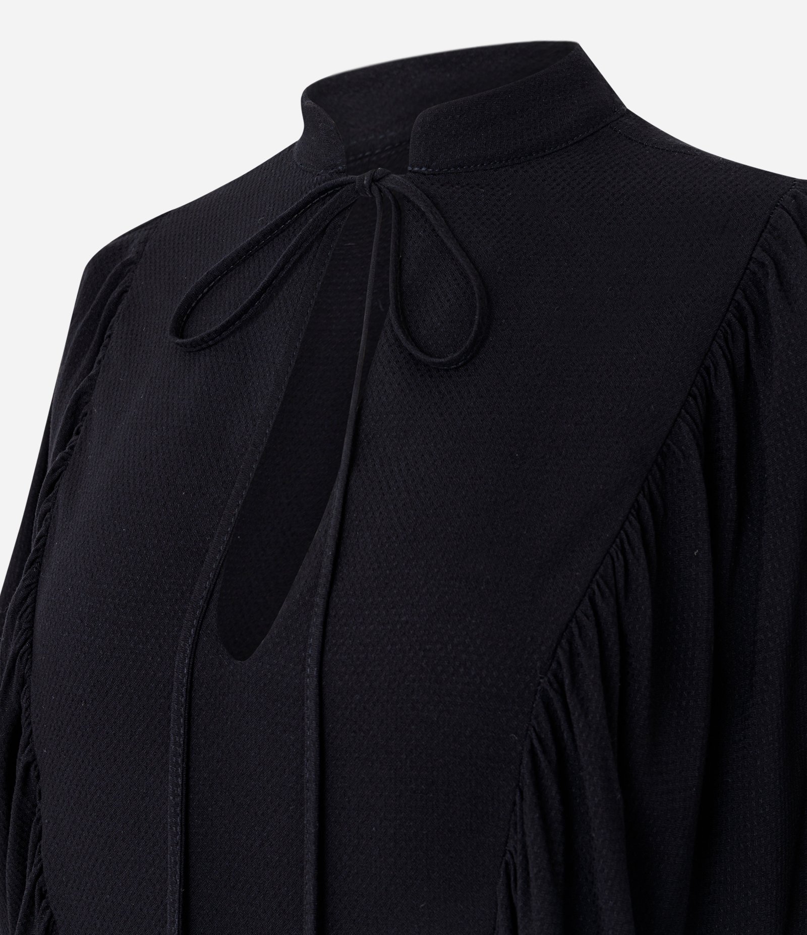 Blusa em Viscose com Manga Morcego e Amarração no Decote Preto 6