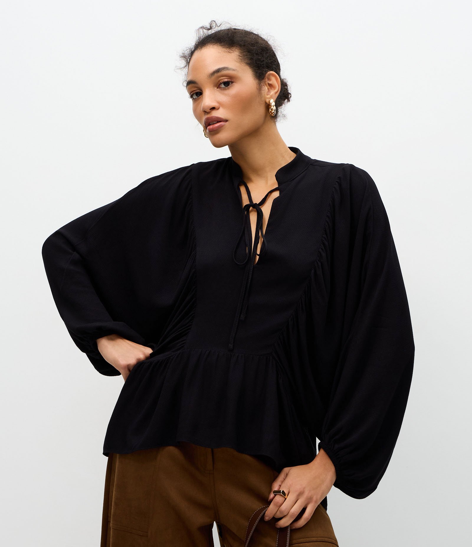 Blusa em Viscose com Manga Morcego e Amarração no Decote Preto 1