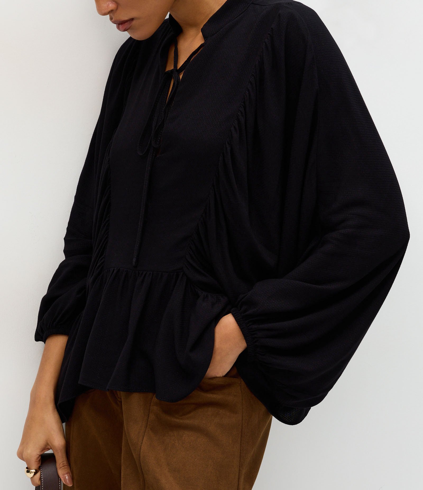 Blusa em Viscose com Manga Morcego e Amarração no Decote Preto 3
