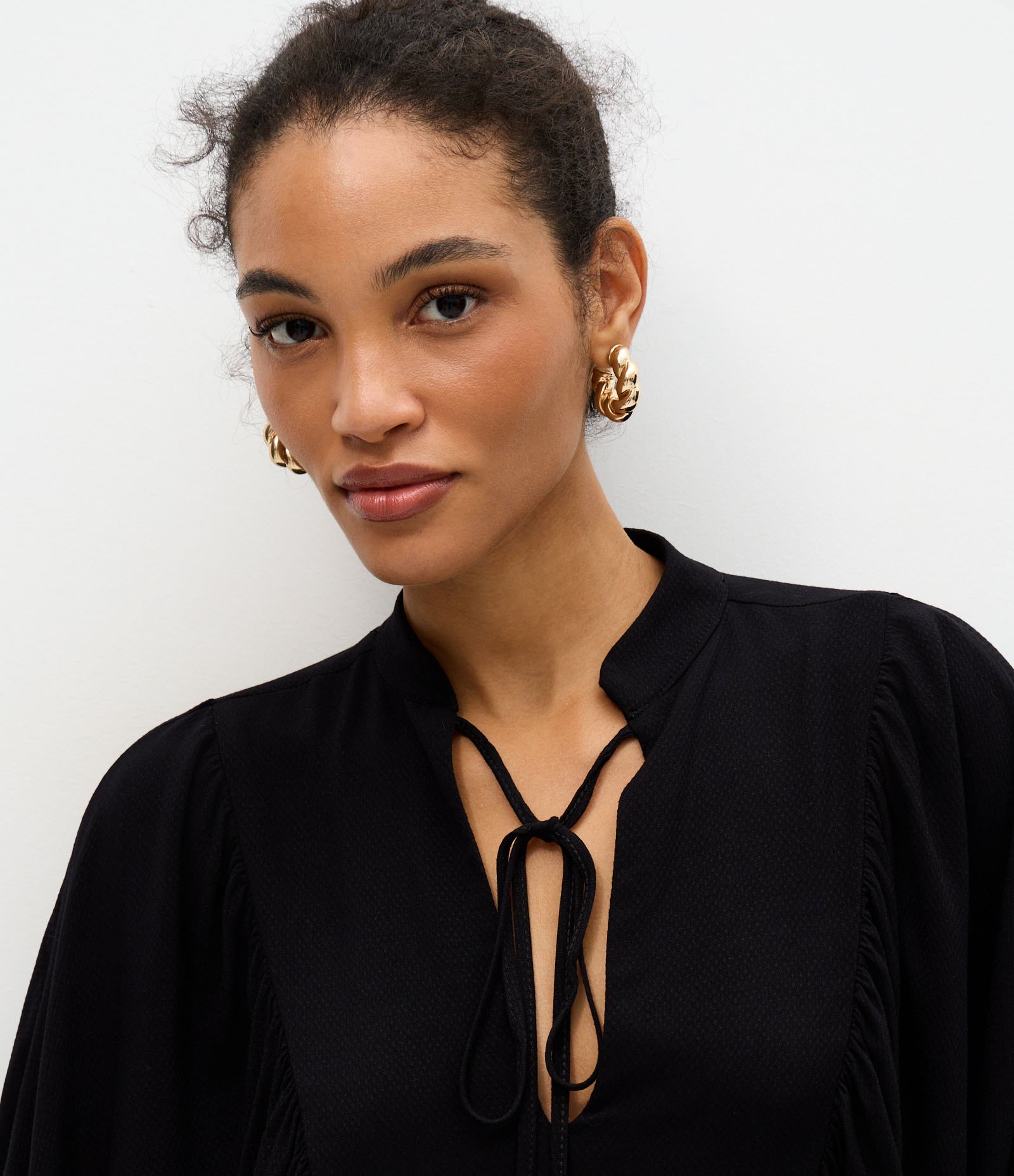 Blusa em Viscose com Manga Morcego e Amarração no Decote Preto 4