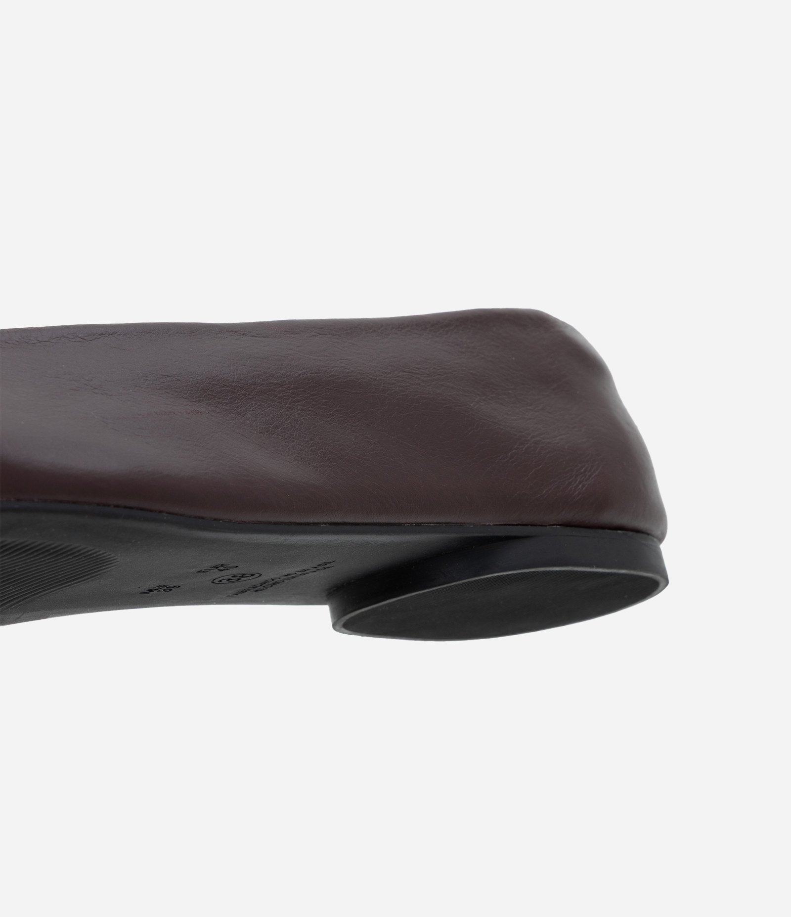 Sapatilha em Couro com Bico Redondo Vinho 3