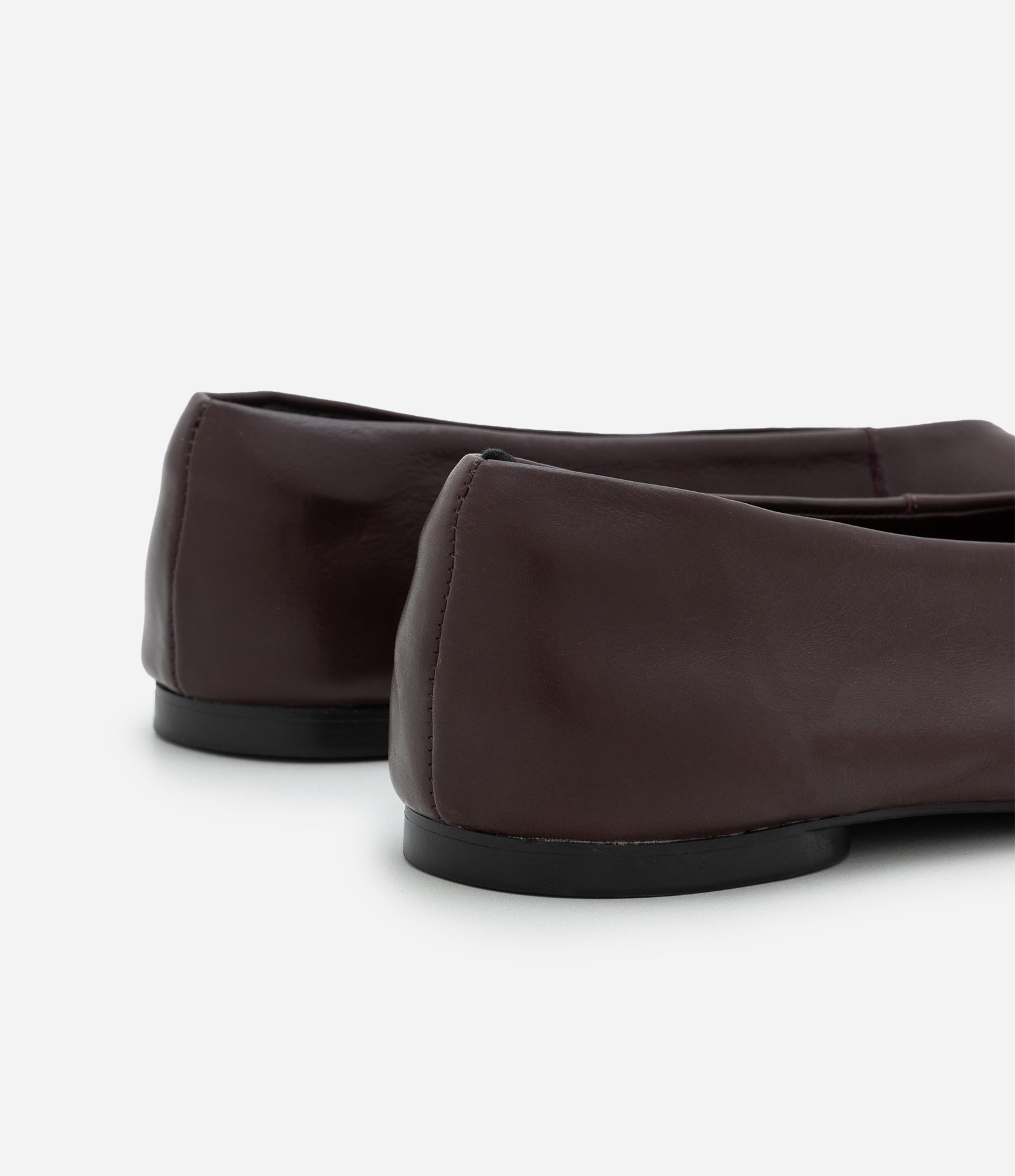 Sapatilha em Couro com Bico Redondo Vinho 4