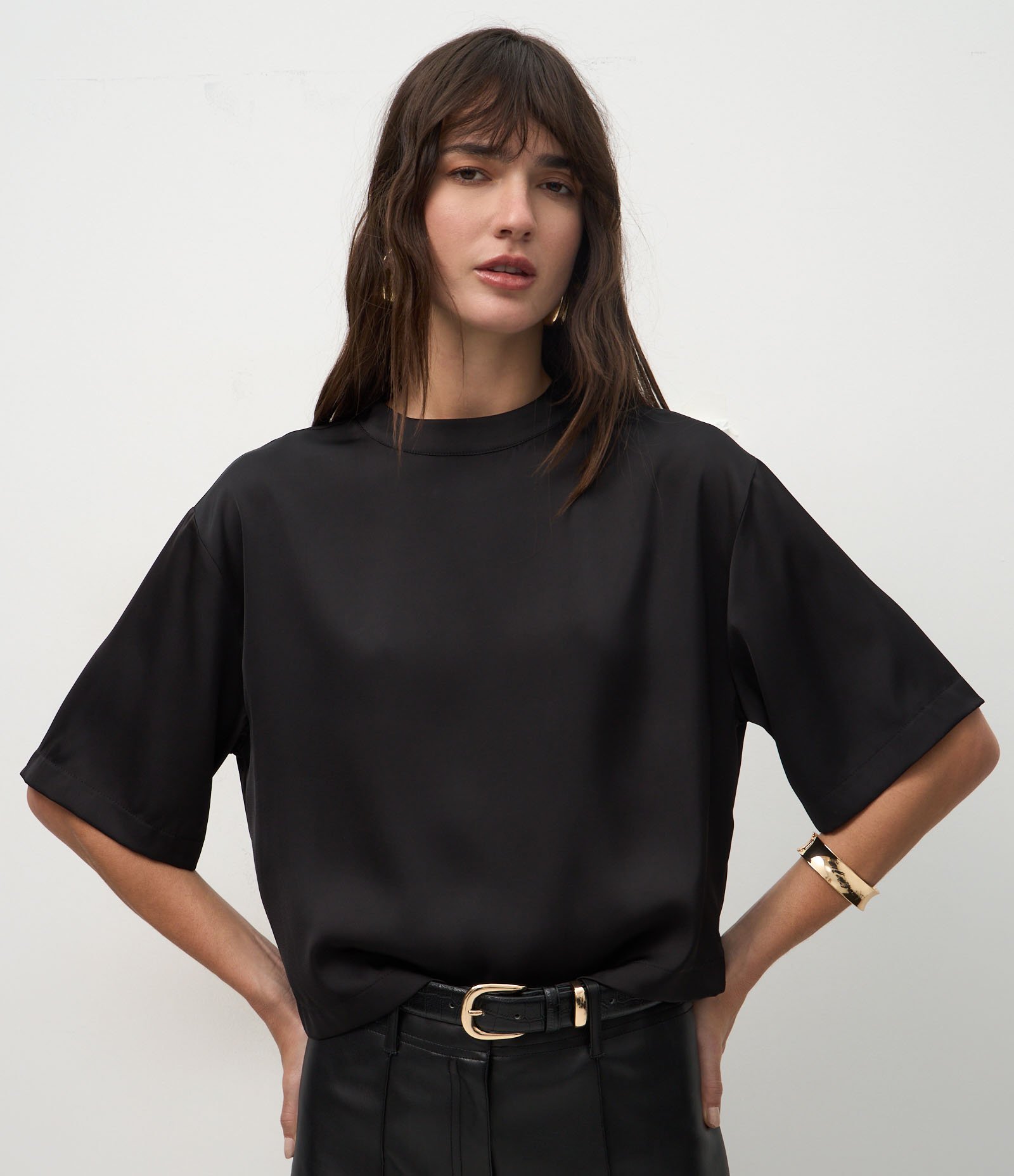 Blusa Acetinada com Golinha Alta e Mangas Curtas Preto 1