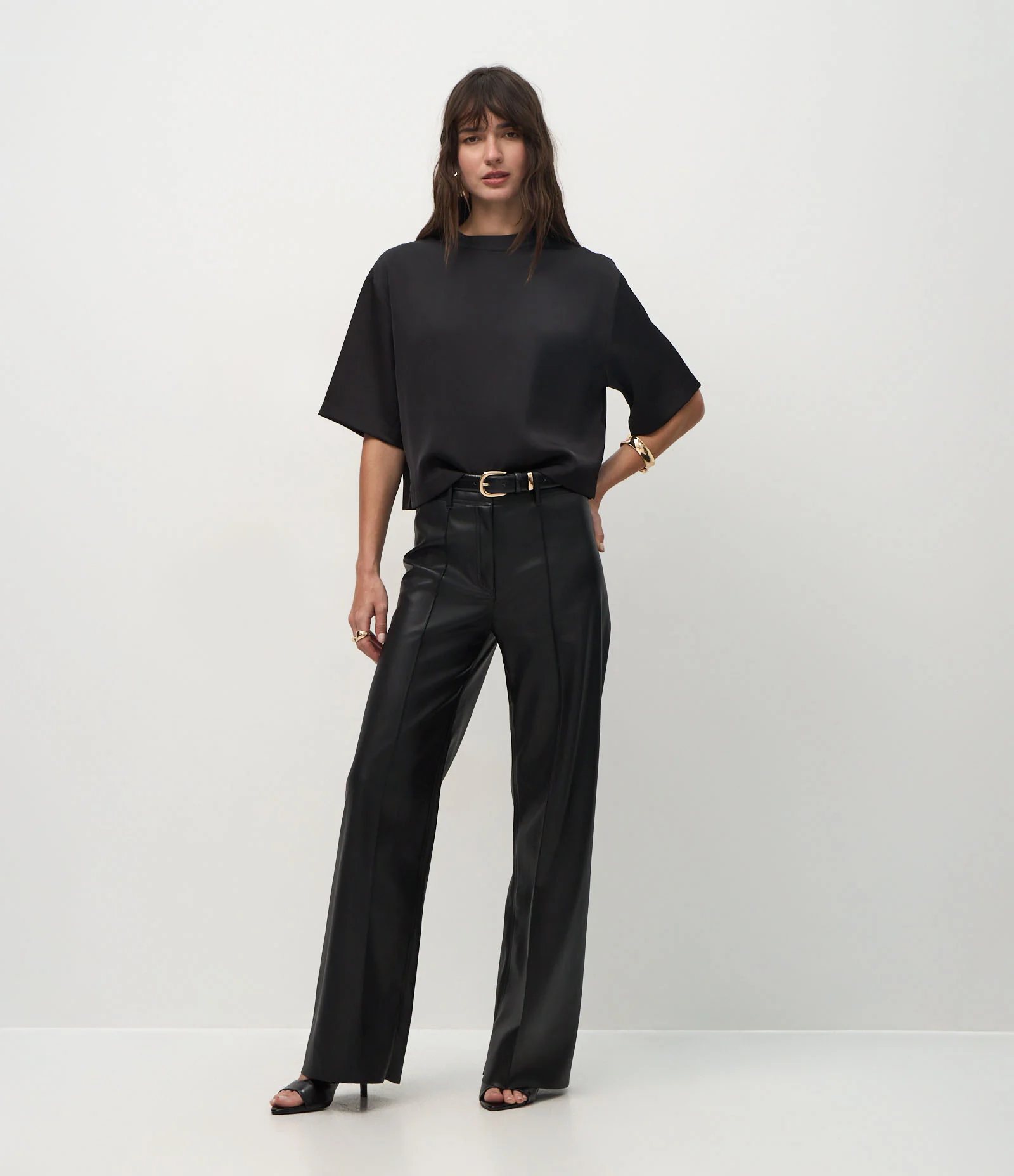 Blusa Acetinada com Golinha Alta e Mangas Curtas Preto 2