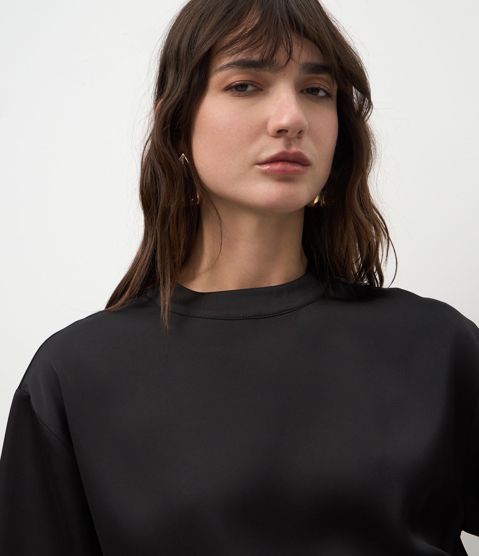 Blusa Acetinada com Golinha Alta e Mangas Curtas Preto 3