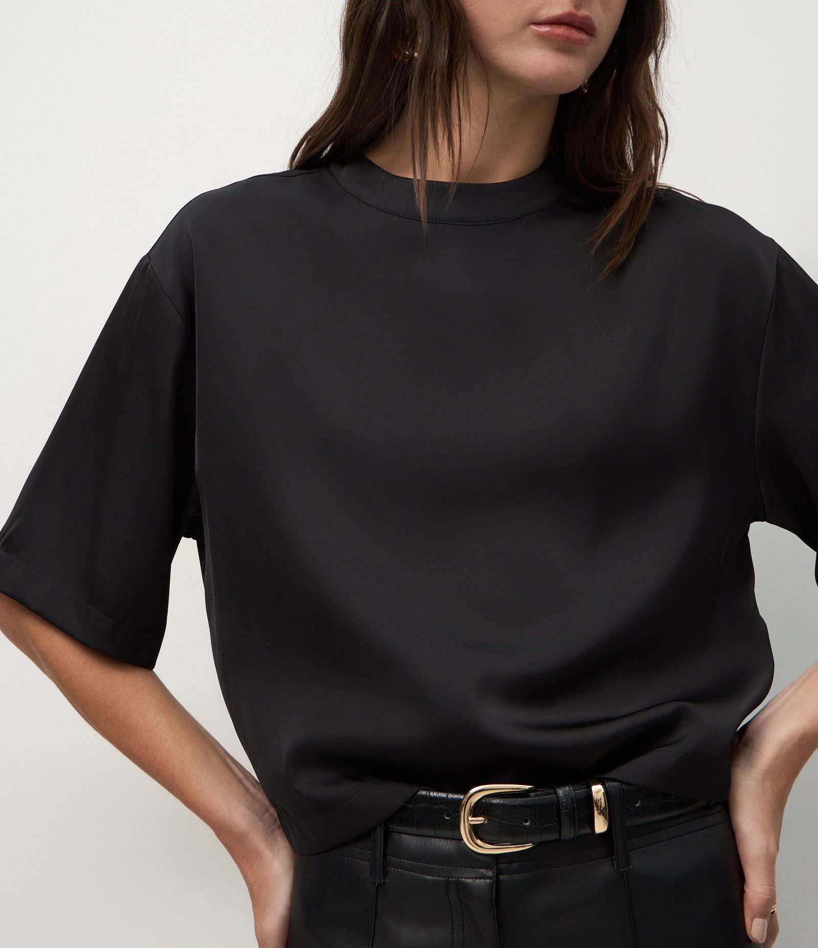 Blusa Acetinada com Golinha Alta e Mangas Curtas Preto 4