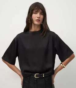 Blusa Acetinada com Golinha Alta e Mangas Curtas