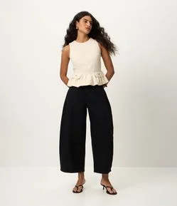 Calça Barrel em Denim com Cintura Média e Bolsos
