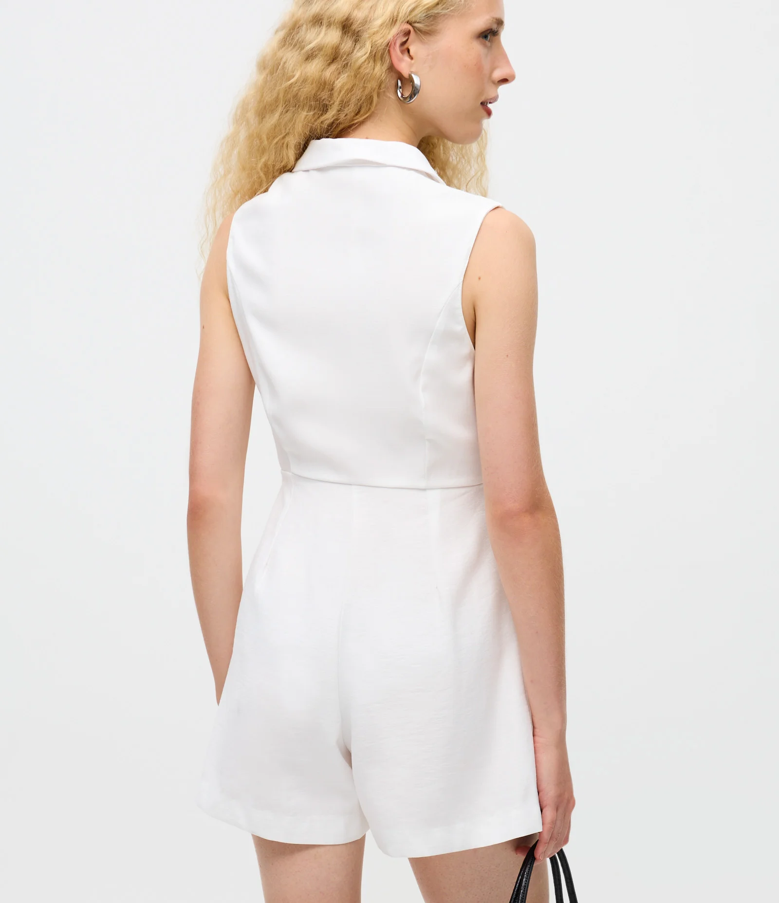 Macacão Curto Alfaiatado em Viscose com Drapeado Branco 4