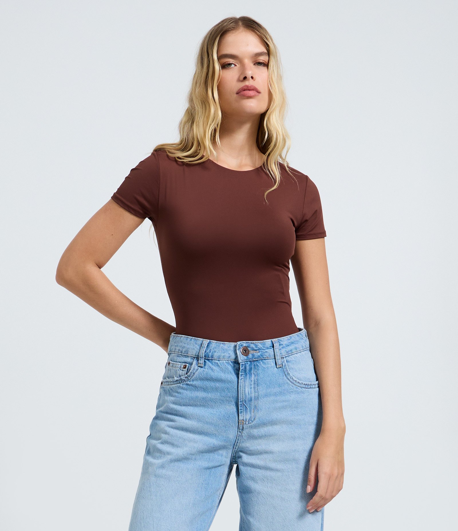 Body Básico em Poliamida com Mangas Curtas Marrom Médio 1