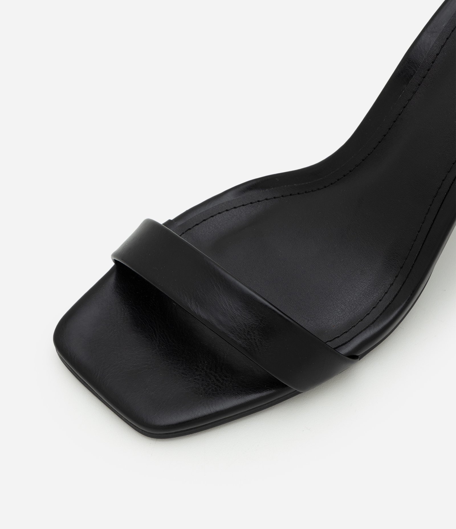 Sandália Salto Bloco em PU com Tira Única Preto 5