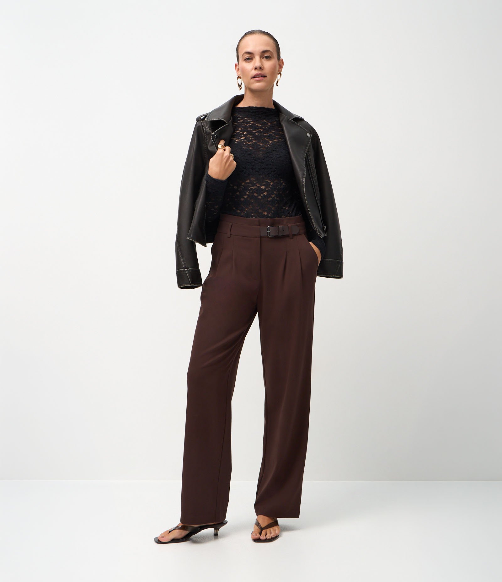 Blusa Justinha em Renda com Manga Longa Preto 2