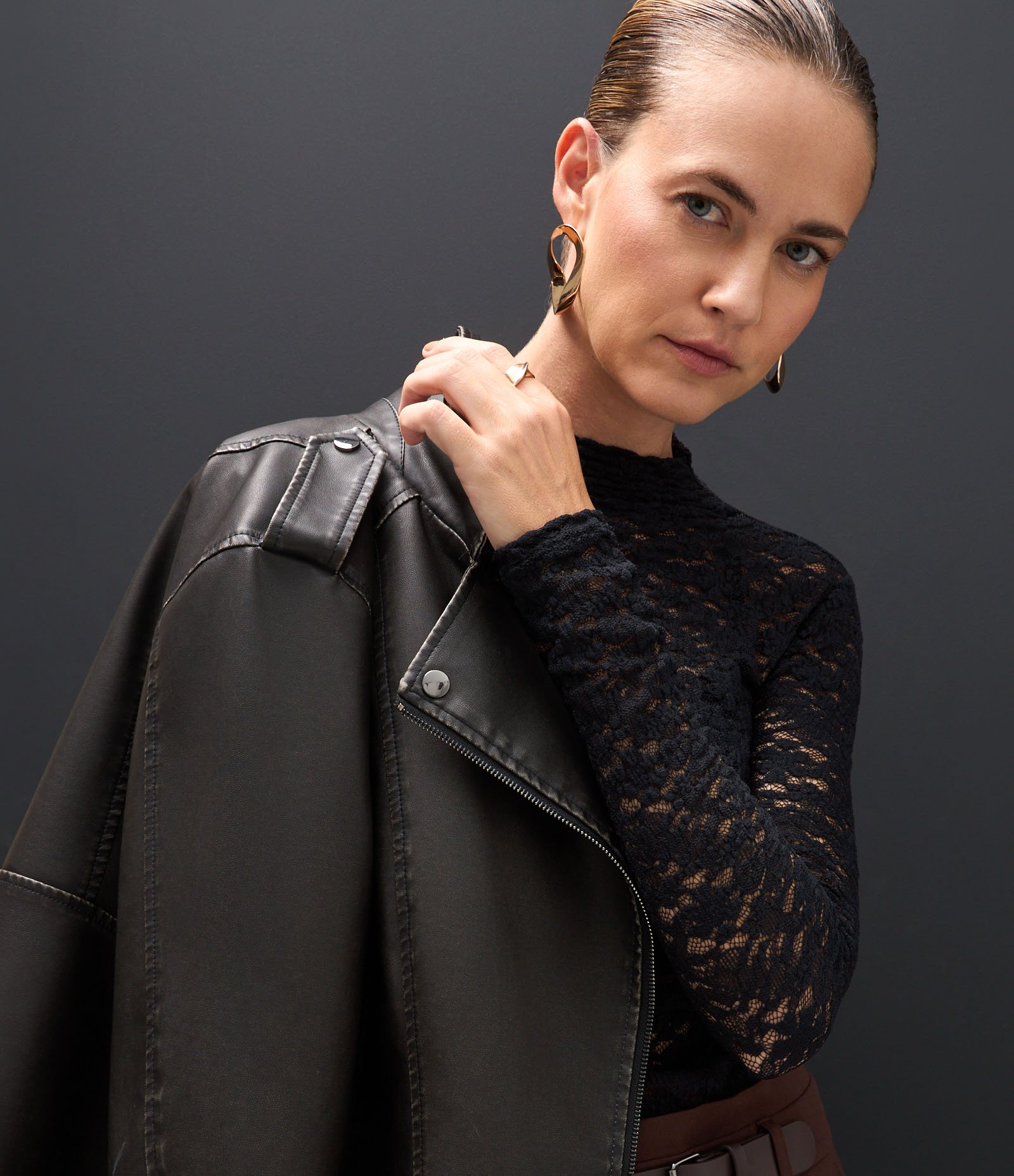 Blusa Justinha em Renda com Manga Longa Preto 4