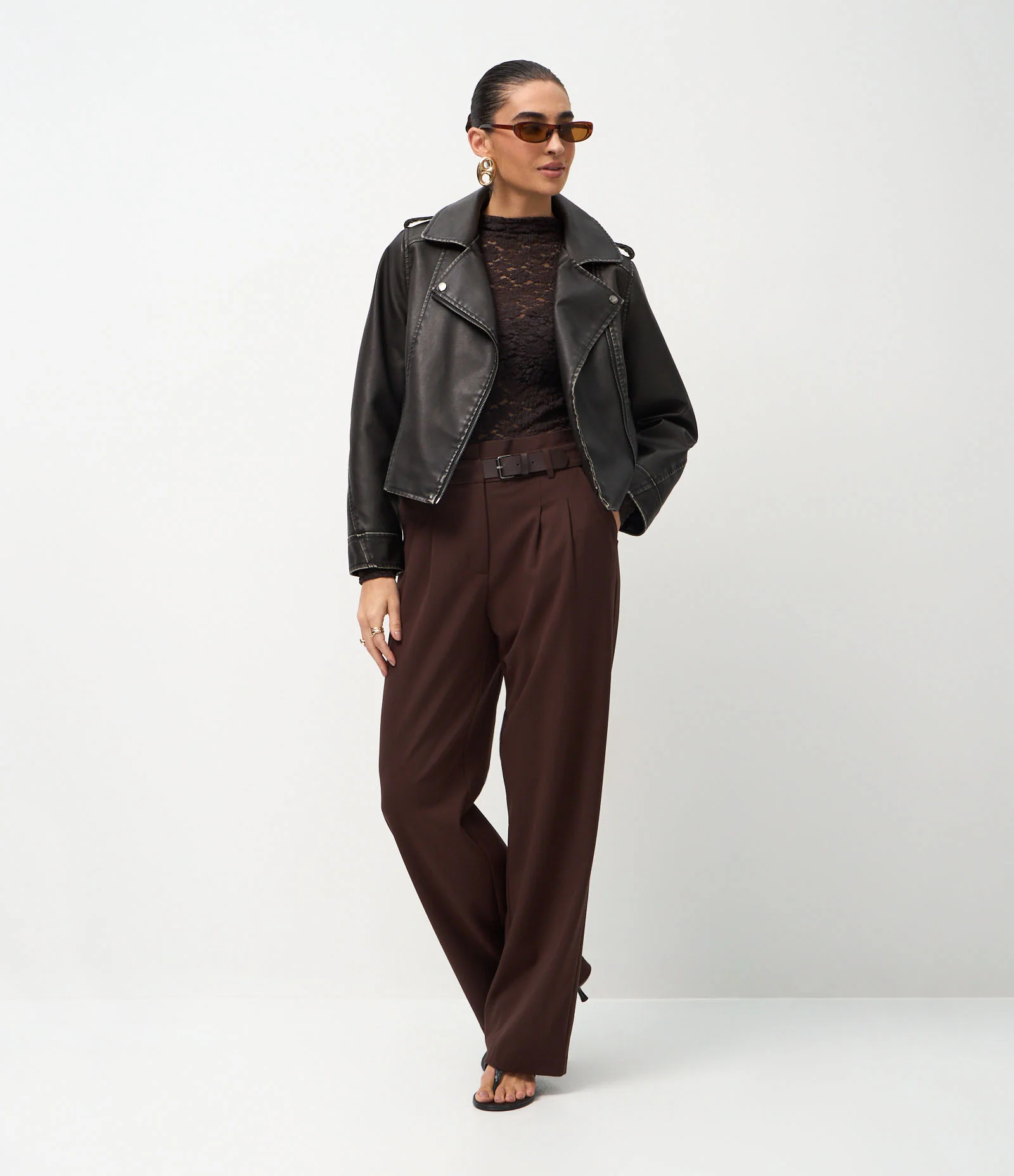 Blusa Justinha em Renda com Manga Longa Marrom 2