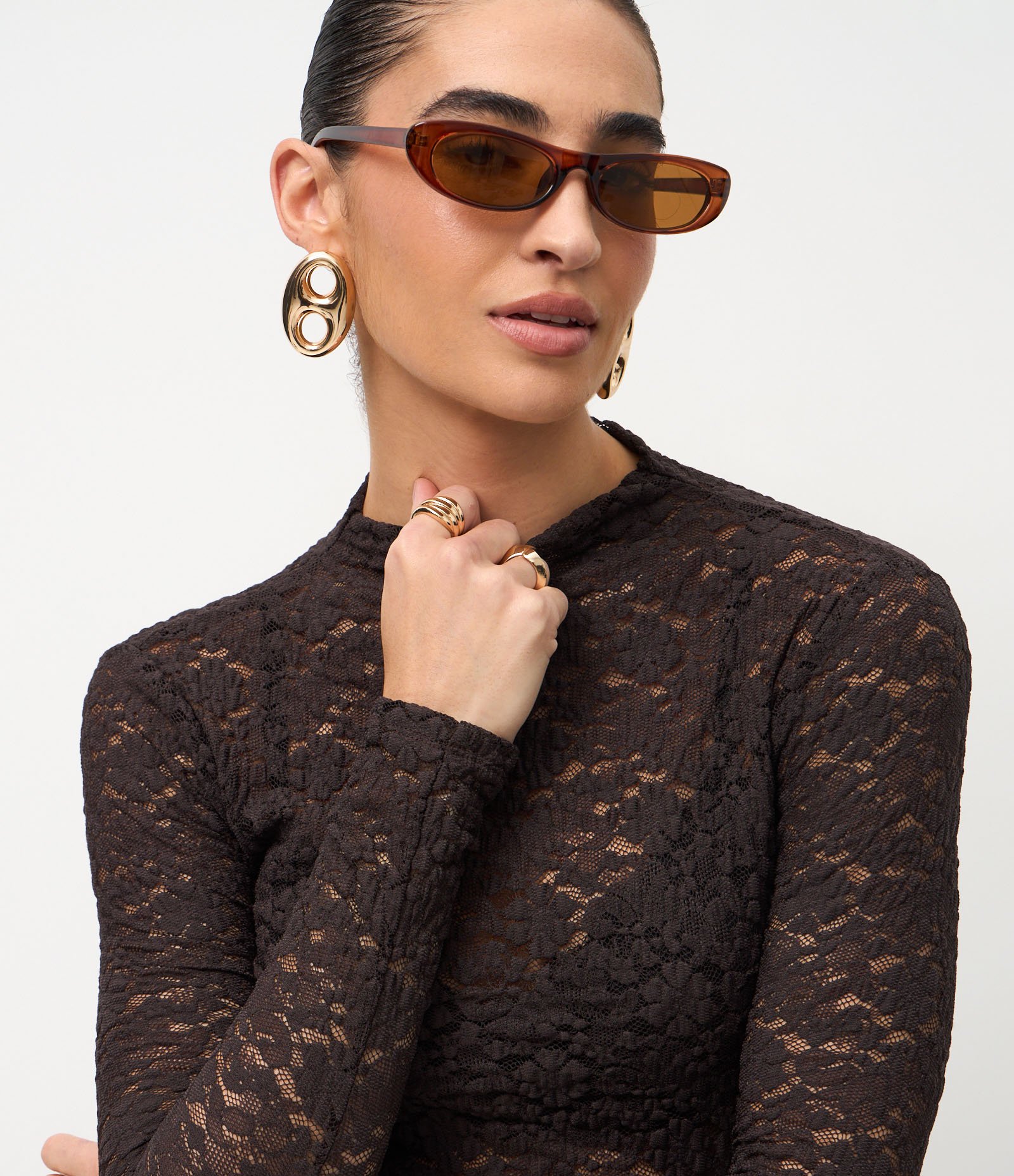 Blusa Justinha em Renda com Manga Longa Marrom 3