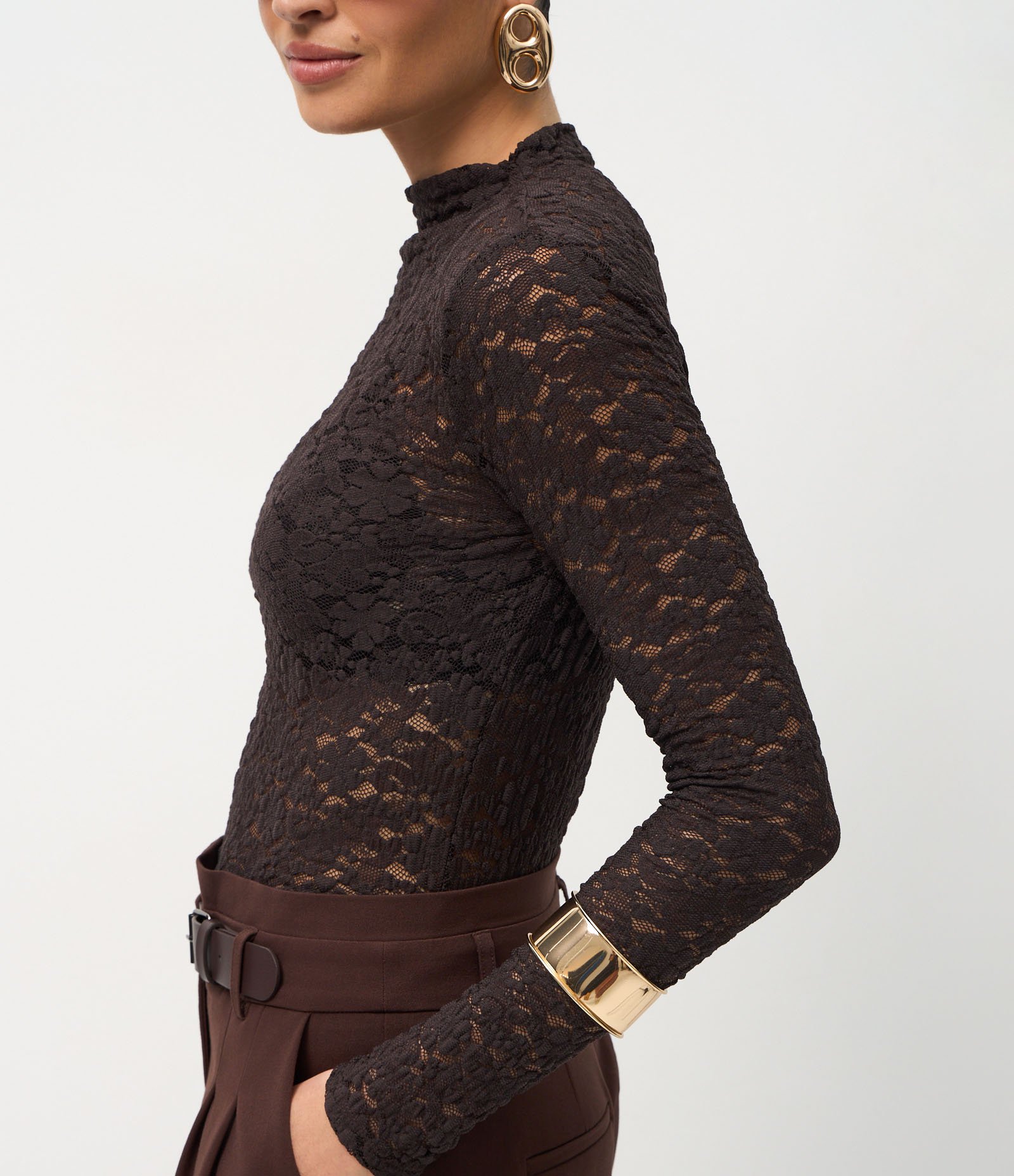 Blusa Justinha em Renda com Manga Longa Marrom 4