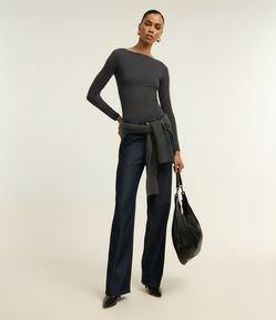 Blusa Regular em Poliamida com Decote Canoa