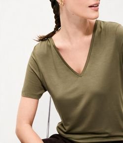 Blusa Básica em Viscose com Decote V