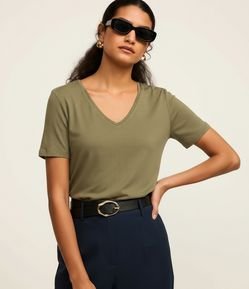 Blusa Básica em Viscose com Decote V