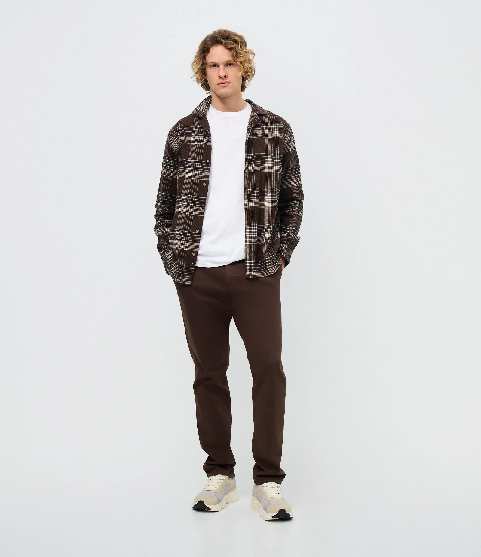 Calça Slim em Sarja Lavada Marrom 2