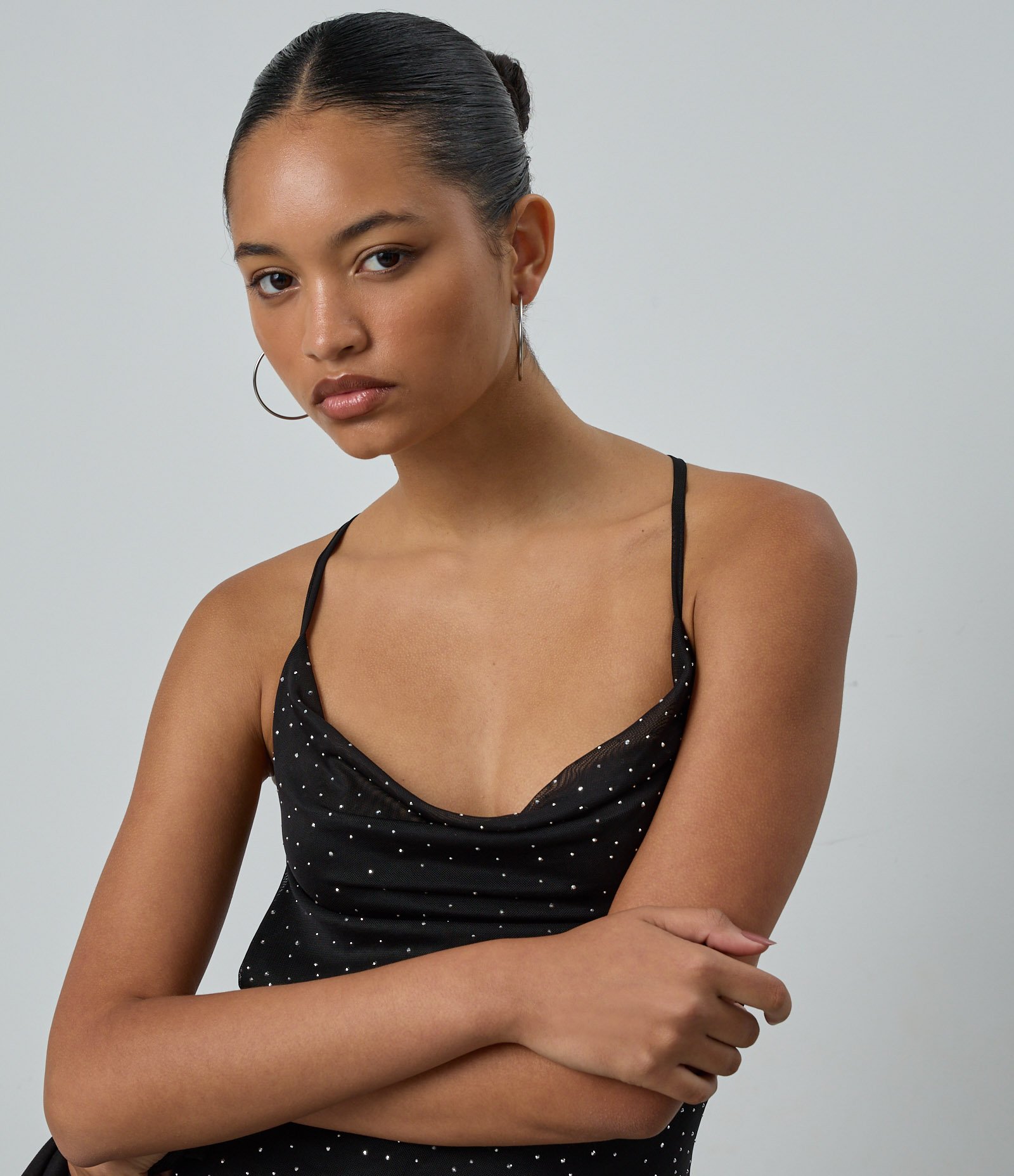 Vestido Curto em Tule com Brilhos e Decote Degagê Preto 3