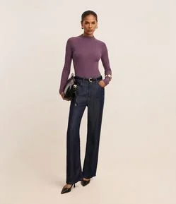 Blusa Básica em Viscose com Gola Alta e Cava Raglan