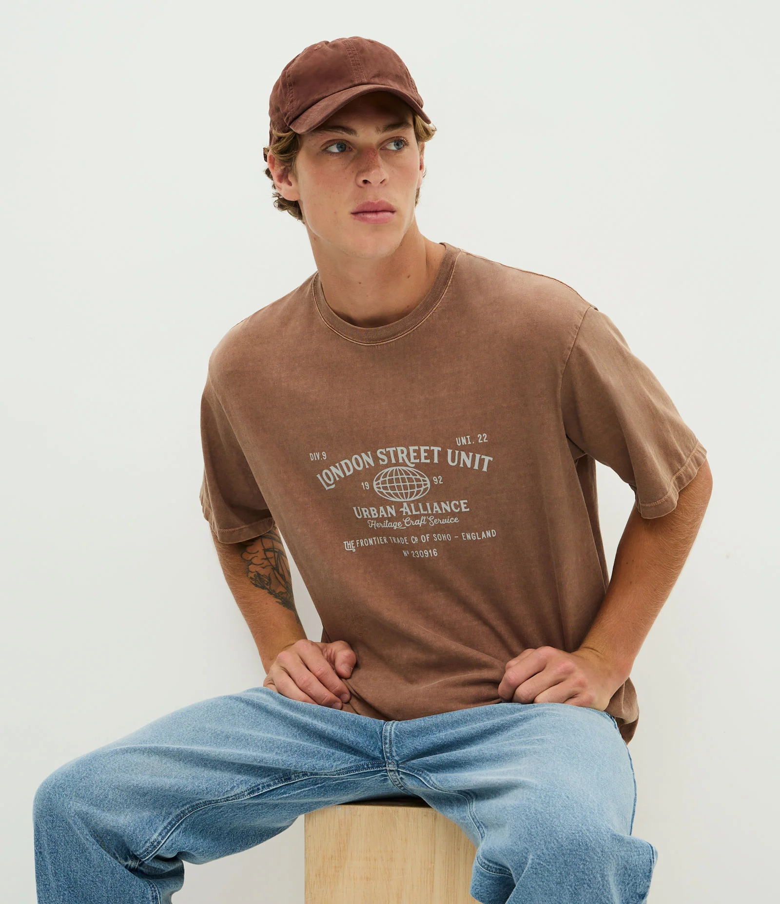 Camiseta Boxy em Algodão com Lettering London Street Unit Marrom 2