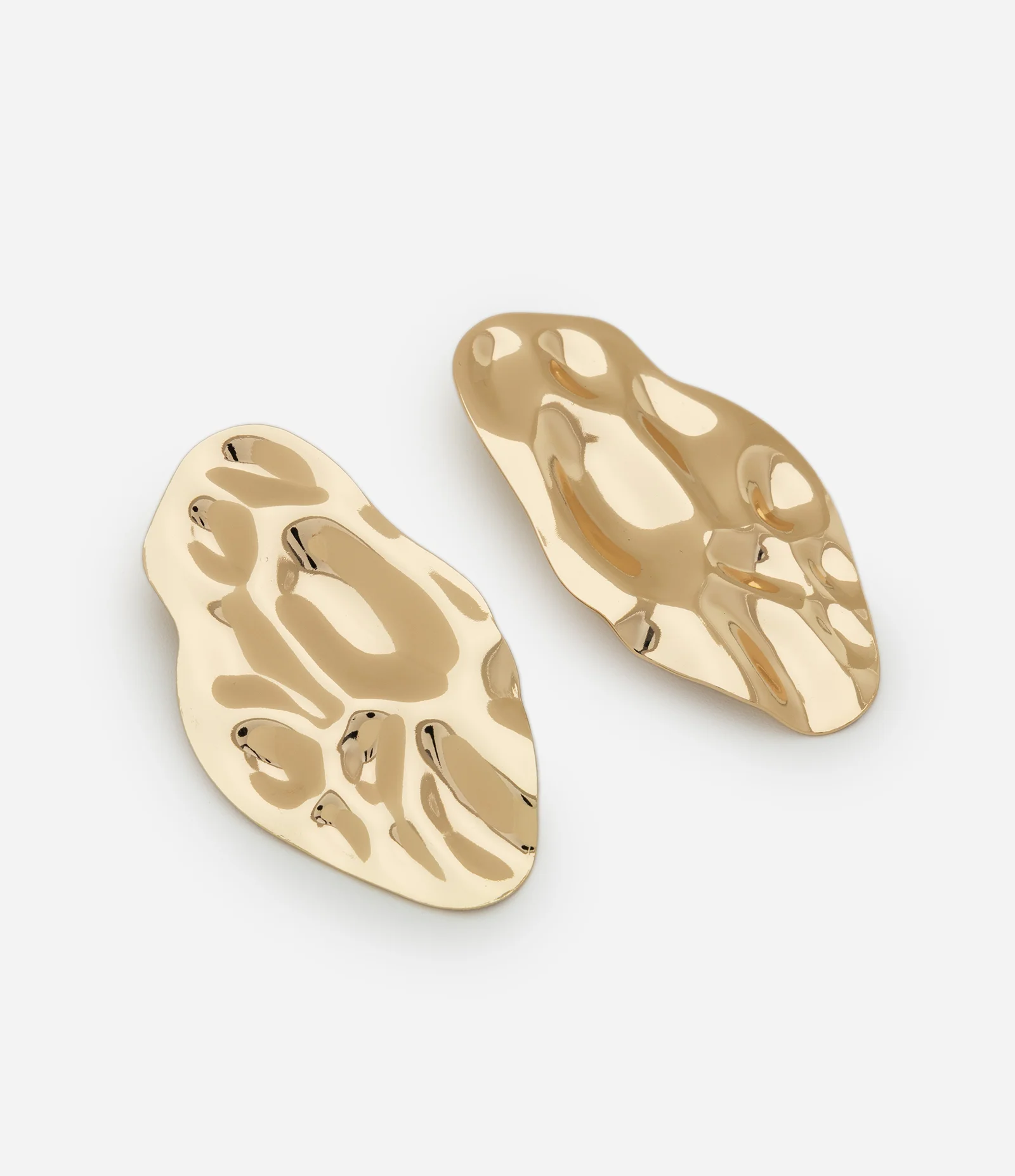 Brinco Médio Metalizado com Formato Orgânico Martelado Dourado 1