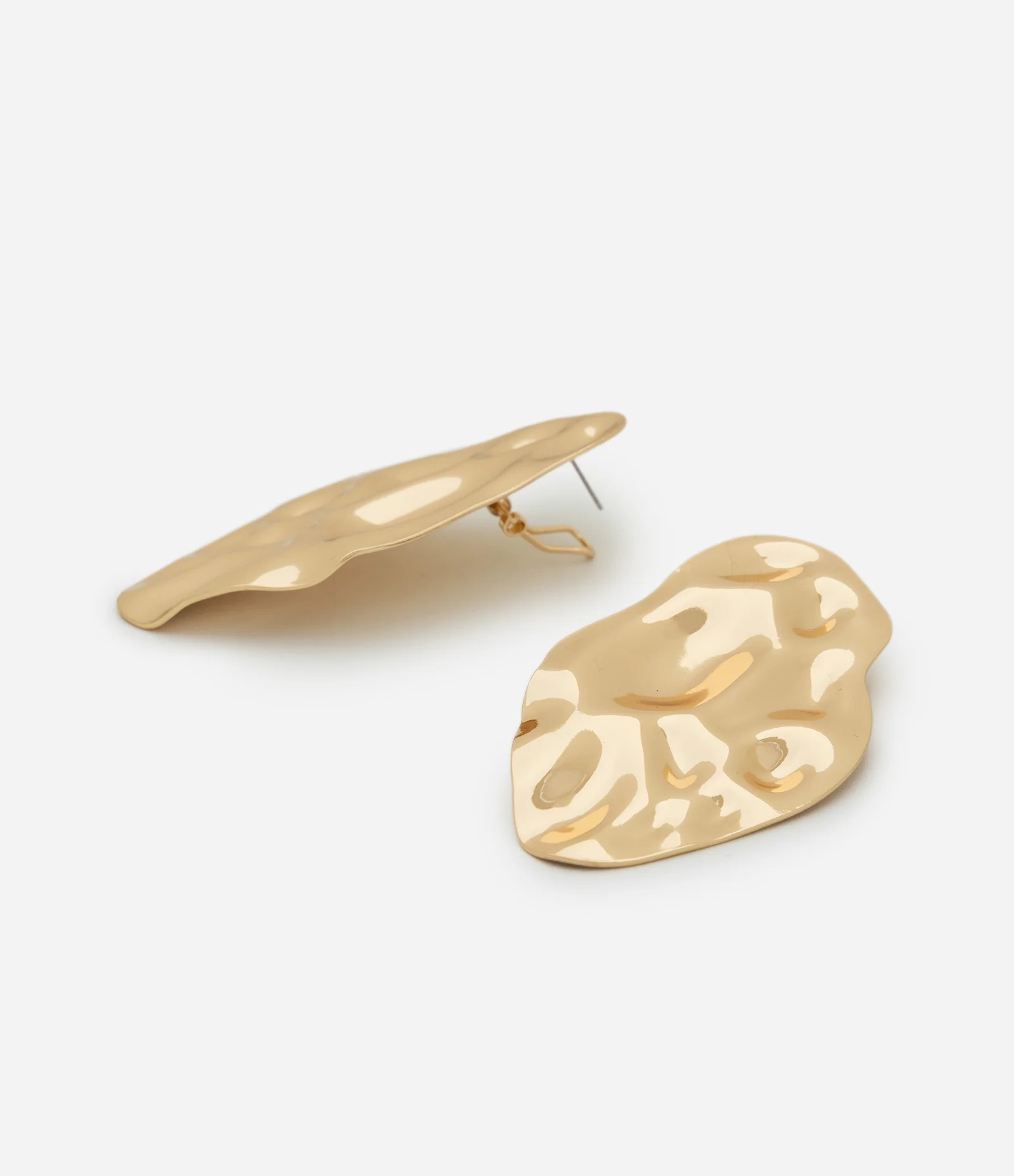 Brinco Médio Metalizado com Formato Orgânico Martelado Dourado 2