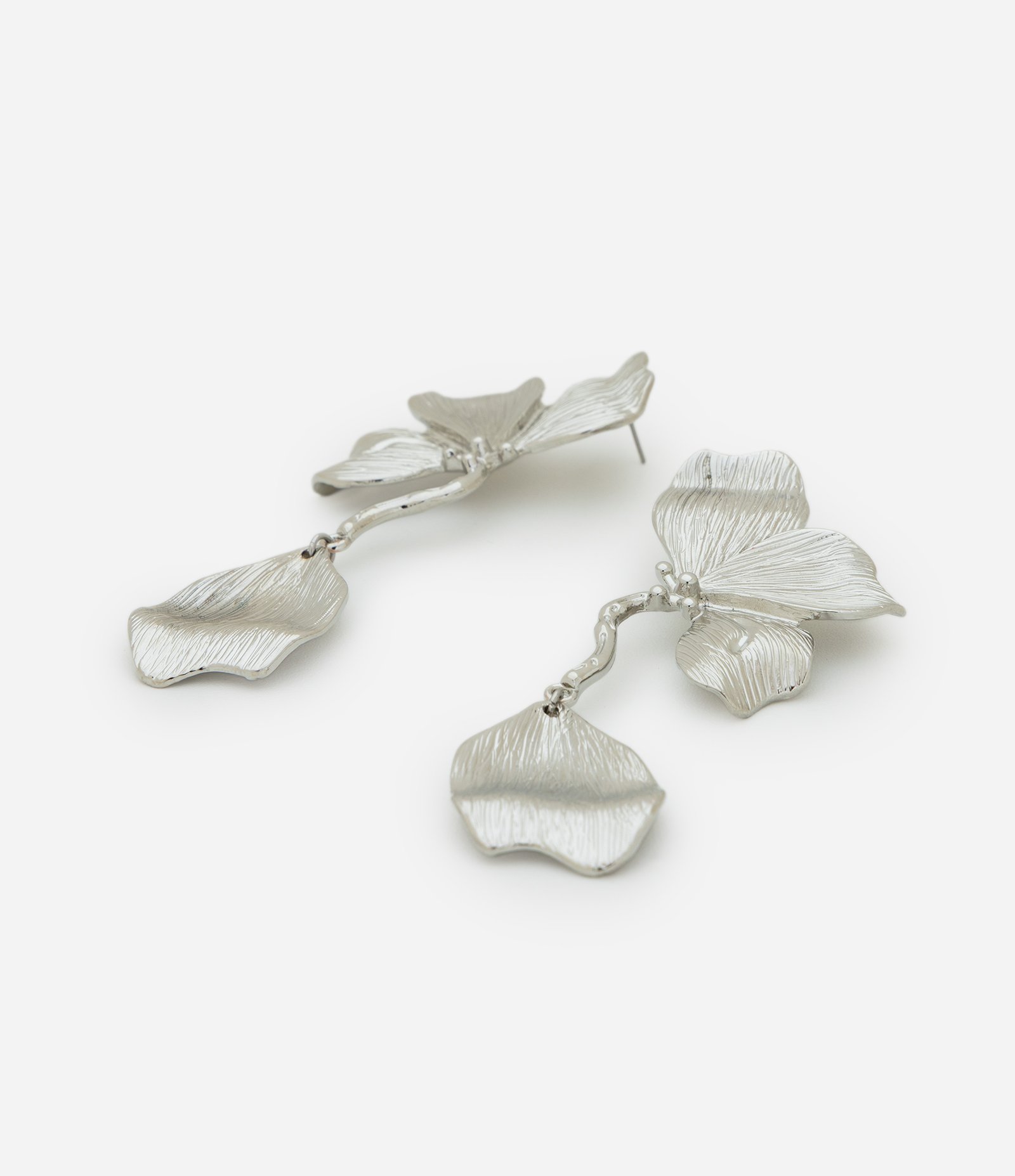 Brinco Médio Metalizado com Formato de Meia Flor Prata 2